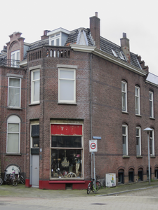 908799 Gezicht op het winkelhoekpand Adelaarstraat 102 te Utrecht, met rechts de Nieuwe Keizersgracht.N.B. bouwjaar: ...